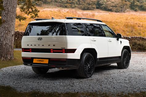 SUV tipo automobilio „Hyundai Santa Fe II“ kėbulo nuotrauka, pabrėžianti tvirtą dizainą ir aukštą prošvaisą.