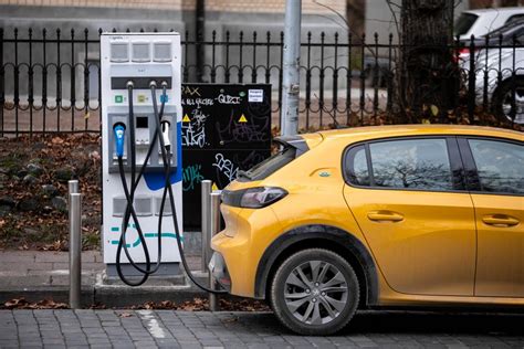 Tematinė nuotrauka, elektromobilis įkrovimo stotelėje