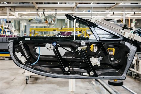 užstrigęs automobilio durų mechanizmas