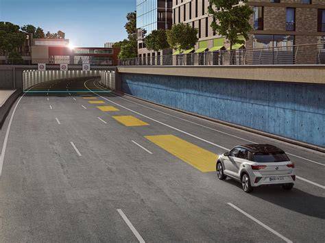 Tematinė nuotrauka, vaizduojanti automobilį su įjungta adaptyvia pastovaus greičio palaikymo sistema, važiuojantį magistrale
