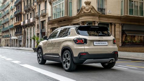Schema, iliustruojanti „Jeep Avenger“ matmenis