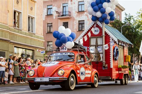 Nuotrauka su automobilio dalimis, kurias reikia patikrinti prieš kelionę