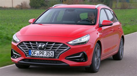 Tematinė nuotrauka: naudotas Hyundai i30 mieste