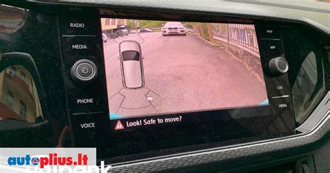 automobilio panoraminės kameros sistema su vaizdais iš įvairių kampų ir bendru 360 laipsnių vaizdu