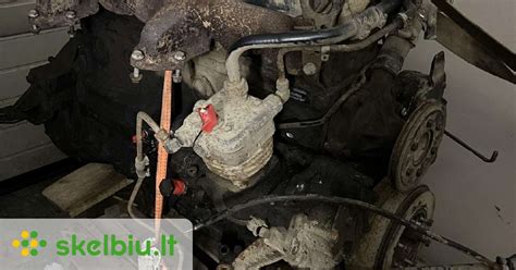 Inžinierius remontuojantis sunkvežimio variklį su purkštukais ir turbina