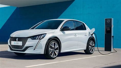 Peugeot E-208 įkrovimo stotelėje