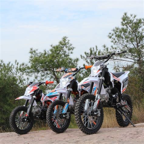 Infografika: palyginimas tarp skirtingų benzininių keturračių variklių (49cc, 110cc, 125cc) ir jų tinkamumo amžiaus grupėms