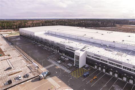 Tematinė nuotrauka: modernus automobilių servisas arba logistikos centras