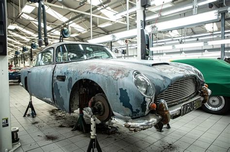 Tematinė nuotrauka: mechanikas taiso automobilį, fone matyti Honda automobiliai