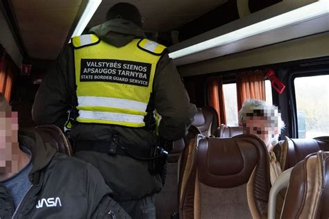 Tematinė iliustracija su automobiliais ir vairuotojo pažymėjimu
