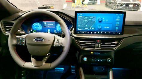 Ford Kuga® SYNC 4 sistemos valdymo pultas su 13.2 colių ekranu