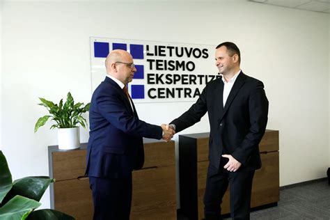Teismo posėdis ar teisingumo simbolika