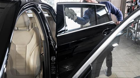 Automobilio paruošimas fotosesijai: kruopštus valymas ir nereikalingų daiktų pašalinimas.