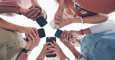 iliustracija, vaizduojanti priklausomybę nuo išmaniojo telefono