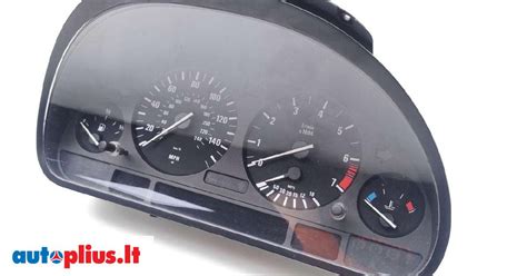 Nuotrauka: BMW E46 prietaisų skydelis su užsidegusiu alyvos indikatoriumi
