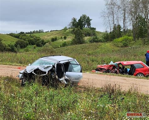 Du automobiliai, paruošti užvedimui laidais