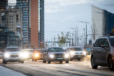 automobilio su pasisukančiais žibintais demonstravimas posūkyje