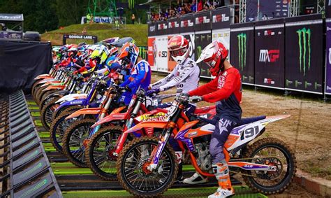 Erlandas Mackonis ant podiumo su apdovanojimu