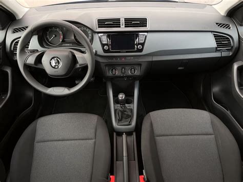 Nuotrauka, vaizduojanti Škoda Fabia automobilio interjerą, pabrėžiant apdailos medžiagų kokybę.