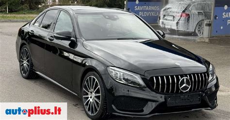 Mercedes-Benz sedanas klimato laboratorijoje, rodantis apledėjusio automobilio atitirpdymą