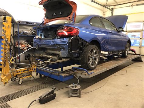Tematinė nuotrauka: meistras atlieka kėbulo remonto darbus automobilių servise
