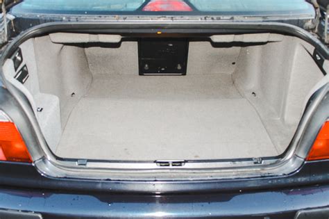 BMW E39 saugiklių dėžutės vieta bagažinėje