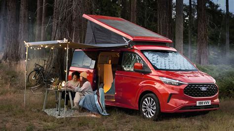 Erdvus ir funkcionalus Ford Transit Custom interjeras su multimedijos sistema