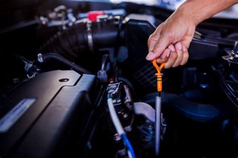 Schema, kaip tinkamai pakelti automobilį tepalų keitimui naudojant saugias atramas.