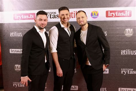 Grupės nuotrauka su Mattu LeBlancu, Chrisu Harrisu ir Rory Reidu