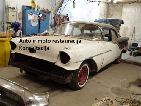 Studentai dirbtuvėse remontuoja automobilio elektros sistemą