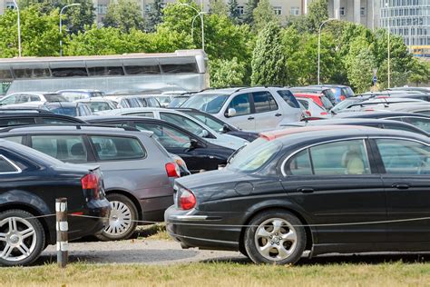 Tematinė nuotrauka: automobilių stovėjimo aikštelė su naudotais automobiliais