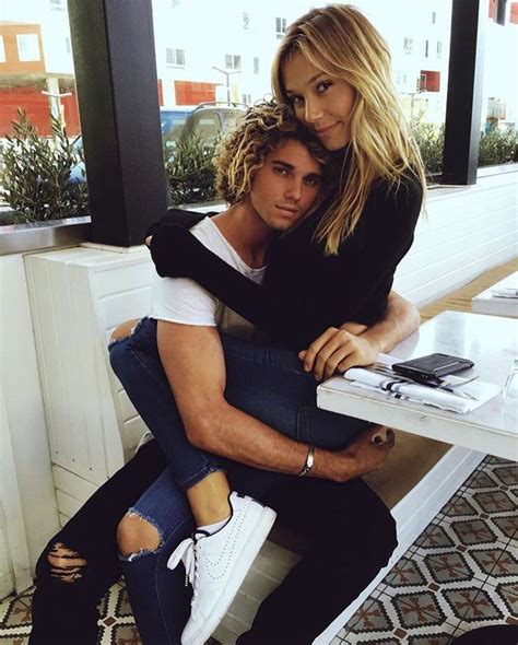 Teminė nuotrauka: Alexis Ren ir Jay Alvarrez keliaujantys ir besimėgaujantys laisve