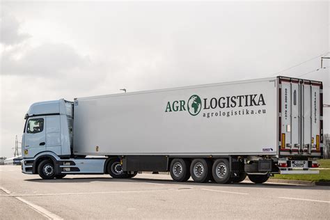 Teminė nuotrauka su vilkikais ir logistika