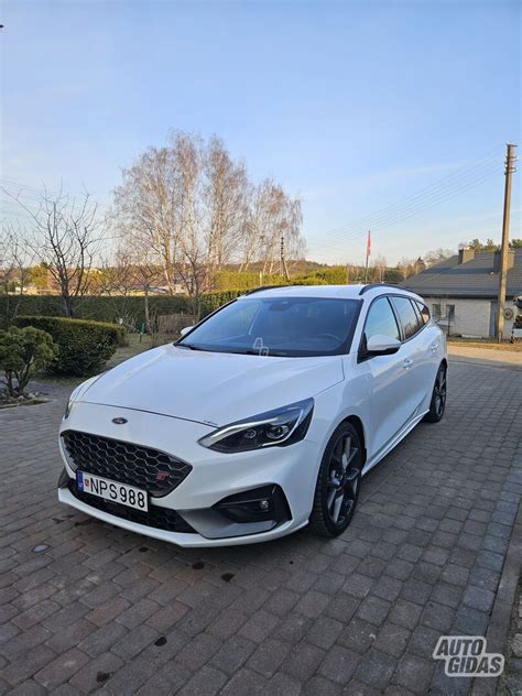 Ford Focus ST universalas bagažinėje telpa padangų komplektas