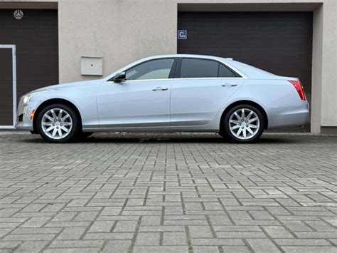 Cadillac CTS sedanas miesto aplinkoje