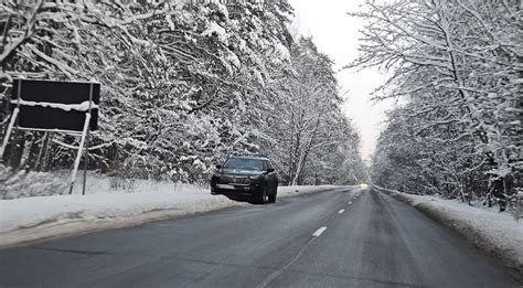 Vaizdas, demonstruojantis automobilio gervės montavimą ant visureigio priekio.