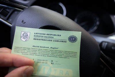 automobilio dokumentų krūva su registracijos liudijimu priekyje