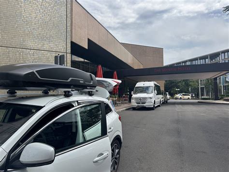 automobilio stogas su sumontuotais stogo skersiniais ir bagažine
