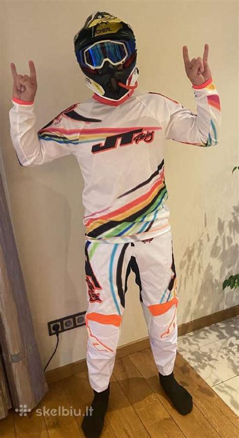 Motokroso lenktynininko apranga su visomis apsaugomis