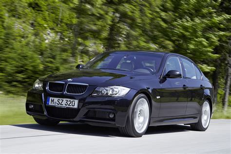 BMW E90 automobilis lyjant