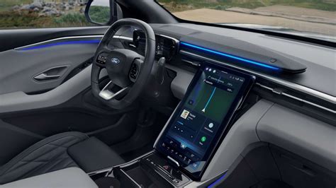 Tematinė nuotrauka: modernus automobilio salonas su integruotu ekranu, rodančiu GPS navigaciją ir transporto priemonės duomenis