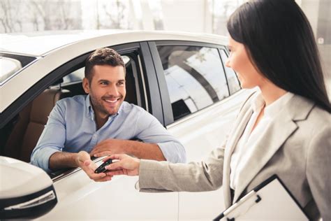 Infografika: bendrinamų automobilių naudojimo tendencijos ir nauda