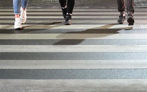 nuotrauka su avarijos vieta, automobilio liekanomis ir galimai pėsčiųjų perėja