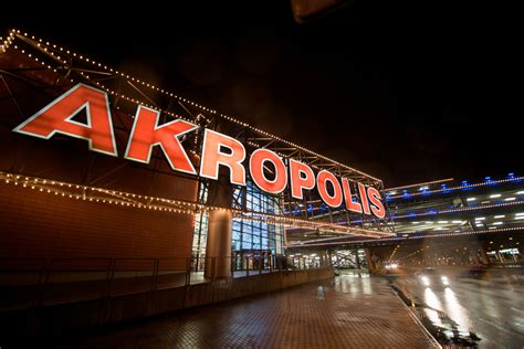 Sniegą valančio traktoriaus ir lengvojo automobilio susidūrimo Kauno Akropolio stovėjimo aikštelėje scena