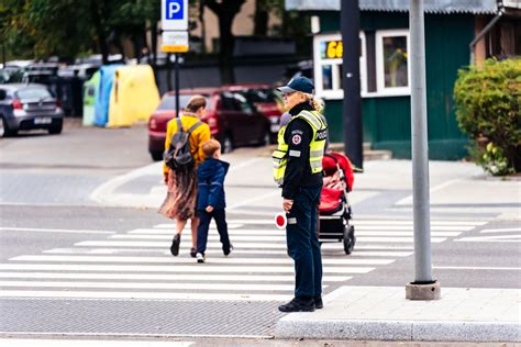 schema, iliustruojanti vairuotojo pareigas prie nereguliuojamos pėsčiųjų perėjos