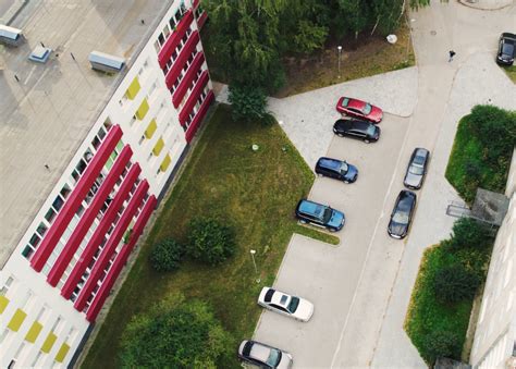 Schema, iliustruojanti skirtingus automobilių parkavimo būdus daugiabučių kiemuose ir gatvėse.