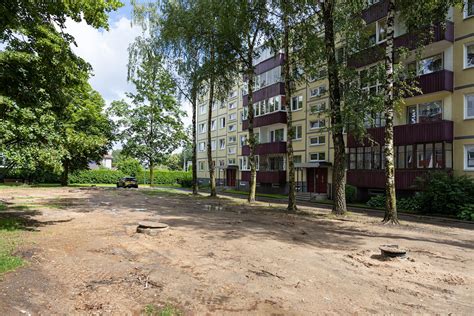 Nuotrauka, vaizduojanti perpildytą automobilių aikštelę daugiabučio kieme.