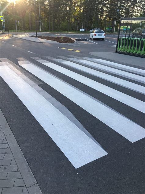 pavyzdys gatvės, kurioje siauros juostos pagerina eismo saugumą