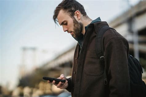Teminė nuotrauka: žmogus, naudojantis išmanųjį telefoną skaitmeninei piniginei