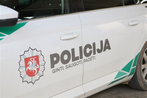 Teminė nuotrauka: meistras taiso automobilį